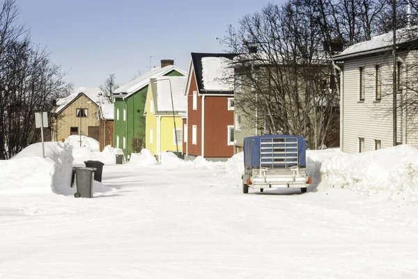 Karla kaplı bir sokakta renkli evleri