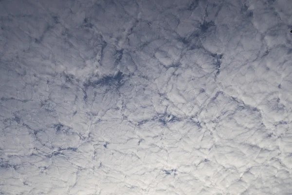 Λευκά σύννεφα και μπλε ουρανός — Φωτογραφία Αρχείου