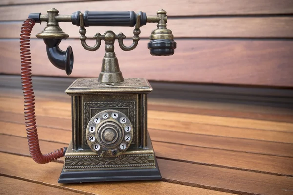 Retro telefon modeli, vintage eski çevirmeli telefon üzerinde ahşap backgrond