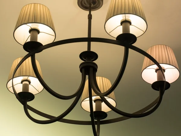 Hermosa lámpara de araña vintage de lujo retro colgando del techo. Iluminación clásica de lámpara . — Foto de Stock