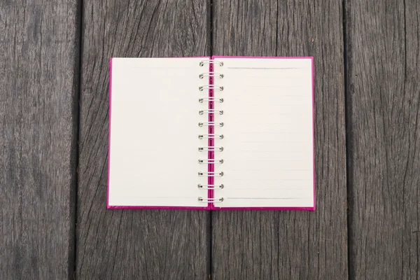 Boş gerçekçi sarmal not defteri defter ahşap doku arka plan üzerinde beyaz sayfa açıldı. Vintage tarzı.