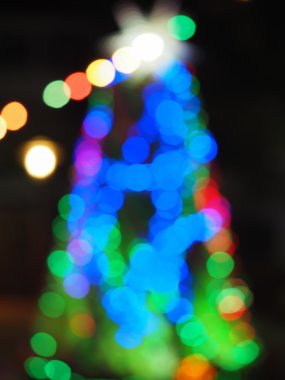 Defocused bokeh ışıkları arka plan. Mavi yeşil bokeh soyut ışık arka plan. Işık soyut arka plan renkli daireler. Blur Noel ağacı.
