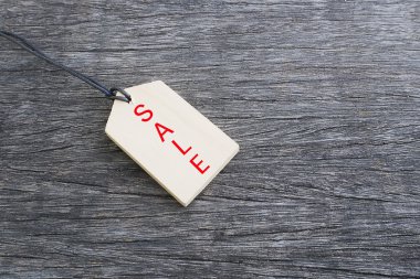 Ahşap fiyat etiketi ile kopya alanı bir metin için arka plan ahşap zemin üzerinde kırmızı satış metin reklam, tanıtım, satış konsepti