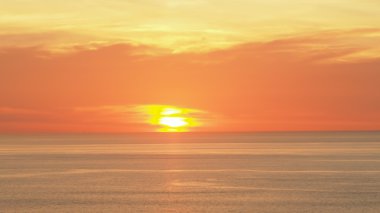 Deniz güzel yumuşak turuncu gökyüzü. Arka planda gün batımı. Soyut Turuncu Gökyüzü. Dramatik altın gökyüzü günbatımı arka plan.