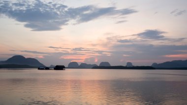 Manzara Doğa gündoğumu bulanıklık / Samchong balıkçı köyü Phang Nga, Tayland denizde günbatımı