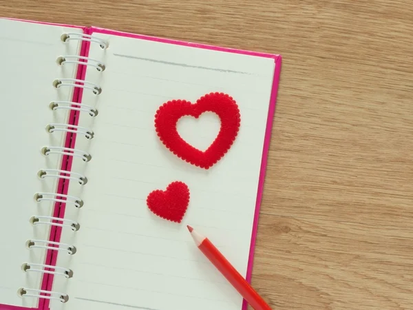 バレンタインデー赤いハート、木の床で日記や色鉛筆の本の背景。愛とバレンタインのコンセプト. — ストック写真