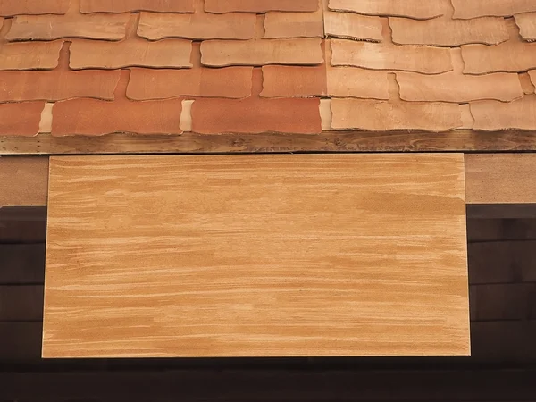 Cartello in legno bianco appeso sul tetto in legno. Tavola di legno, vecchio stile. Cartello di legno . — Foto Stock