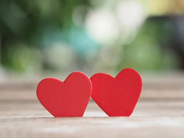 木の床に赤のハートとバレンタインデーの背景。愛とバレンタインのコンセプトです。幸せなバレンタインデー. — ストック写真