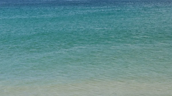 Mořské vlny pozadí tapetu. Povrchové vlny v modré barvě tónu od oceánu. Vlnící se vodní hladiny moře. — Stock fotografie
