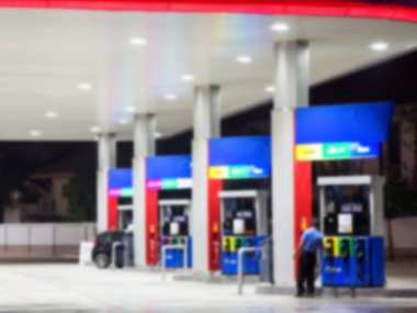 Gece aydınlatma bulanıklık petrol benzin istasyonu.
