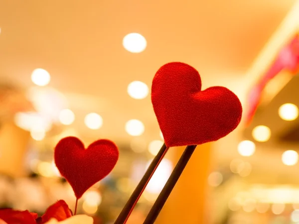 心。ヴィンテージ背景をぼかした写真に赤いハート。愛、バレンタイン コンセプト。(選択と集中) — ストック写真