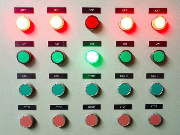 Luz roja, verde y azul led en el panel de control eléctrico que muestra el estado de encendido / apagado — Foto de Stock