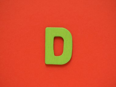 Büyük harf ö. yeşil mektup D ahşap kırmızı zemin üzerine.