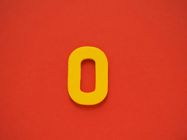 Lettre majuscule O. Lettre jaune O en bois sur fond rouge. Alphabet voyelle . — Photo