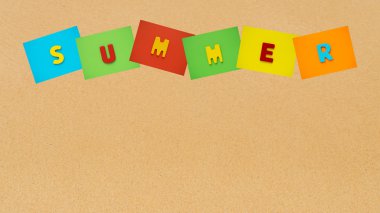 Denizde kum Plajı üzerinde yaz sözcüğün renkli. Yaz saati denizde plaj kavramı.