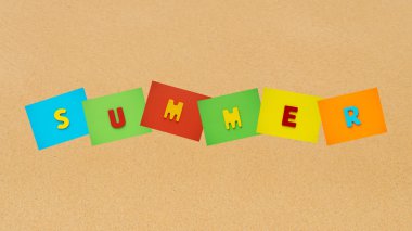 Denizde kum Plajı üzerinde yaz sözcüğün renkli. Yaz saati denizde plaj kavramı.