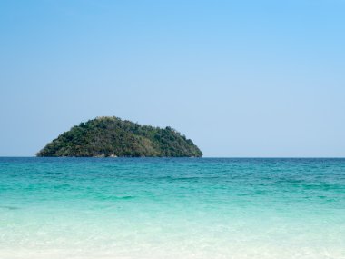 Okyanus deniz Kristal yeşil mavi su deniz ve açık mavi gökyüzü ile güzel ada. Mutlu yaz saati kavramı.