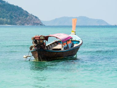 Tekne. Geleneksel yerel Tay long tail tekne yaz aylarında güzel mavi denizde. Lipe Island, Tayland.