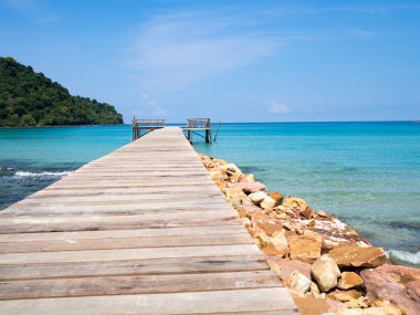 İskele ahşap köprü mavi deniz ve gökyüzü. İskele su üzerinde. Tatil ve Turizm kavramı. Tropikal resort. İskelede Koh Kood Island, Tayland.