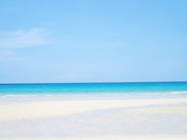 Boş deniz ve plaj arka plan kopya alanı ile yaz aylarında. Açık mavi gökyüzü, güzel tropikal deniz, mavi su ve güzel plaj beyaz kum arka plan veya duvar kağıdı için.