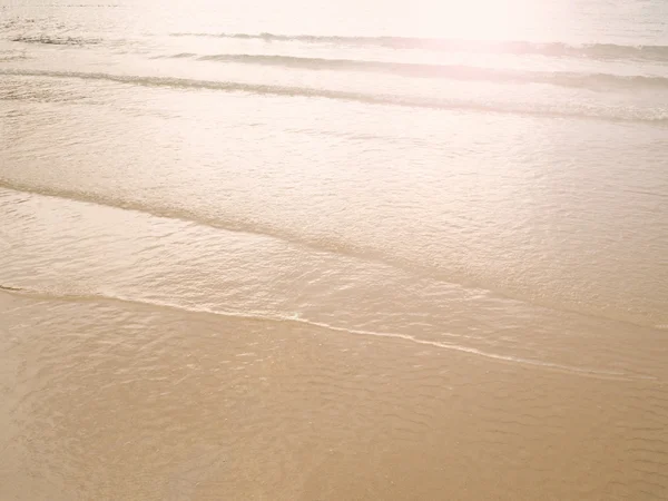 Yumuşak Deniz Dalga Kum Plaj Gün Batımında Gündoğumu Deniz Yüzeyi — Stok fotoğraf