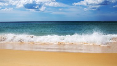 Turkuaz deniz dalga köpüğü kum plaj, mavi deniz, gökyüzü ve yaz aylarında güzel bulut.
