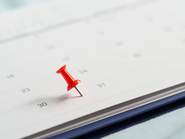 Spinga di spillo rossa durante giorno 31 di fine mese su calendario bianco. Segna questo giorno come data di stipendio. Concetto di promemoria dell'appuntamento di riunione . — Foto Stock