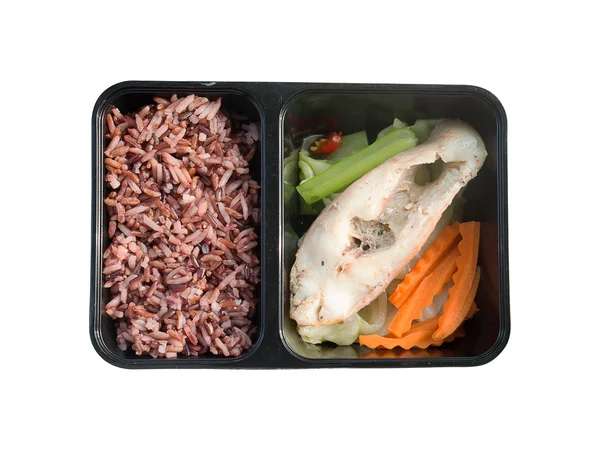 Food yemek güzel temiz bir diyet ve sağlık için. Balık buğulama ve sebze, kara kutu içinde havuç ile kahverengi pirinç. Beyaz arka plan üzerinde izole beslenme çantası.