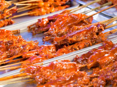 Tayland yerel ızgara tavuk. Tavuk Barbekü Tay yerel gıda. (seçici odak)