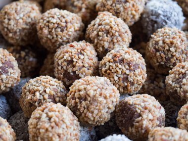 Yerel tatlı ekmek çikolatalı çörek badem pazarında topla. (seçici odak)