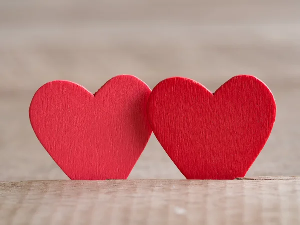 木製の床に赤いハートのカップル。愛とバレンタインのコンセプトです。幸せなバレンタインデー. — ストック写真