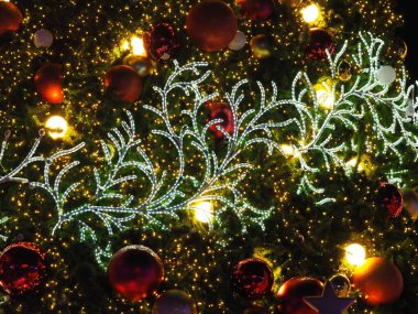 Noel arkaplanı. Noel süsleri, balolar, ışık, yıldız, Noel ağacında kar tanesi.