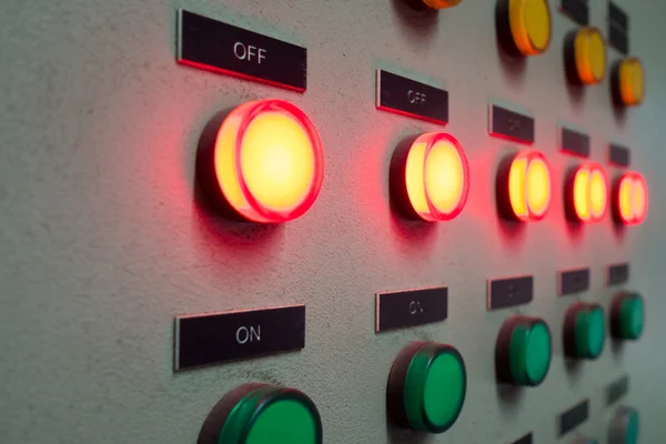 Elektrik kontrol paneli gösterme açık/kapalı durumu üzerinde kırmızı ve yeşil ışık led