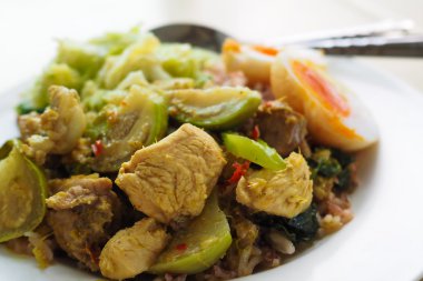 Kahverengi pirinç ve haşlanmış yumurta ile ünlü yerel Tayland yemekleri, yeşil tavuk sosu yakın çekim