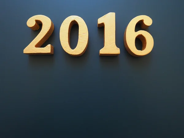 Rok 2016, zlaté dřevo 2016 čísla na černém pozadí, šťastný nový rok 2016, šťastný nový rok pozadí pro slavnostní novoroční blahopřání — Stock fotografie