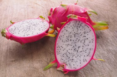 Dragon meyve ve bazı dilim eski ahşap tablo