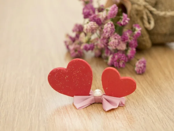 木製の床と背景のぼかしのピンクのバラに赤いハートのバレンタインの日の背景。愛の概念. — ストック写真