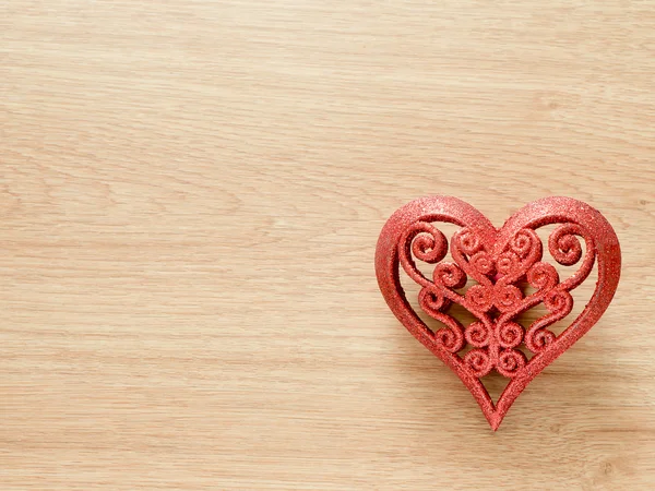 木製の床の赤い輝き心バレンタインデー背景。愛とバレンタインのコンセプト. — ストック写真