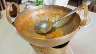 Kirli pirinç kepçe yemekten sonra pan ve kir, pirinç pan çok yönlü olabilir. Kirli pirinç yıkama için kaydırma. Bu resim bu sıcak baharatlı Tomyumkung (ünlü ve lezzetli yerel Tay gıda hizmet için kullanma)