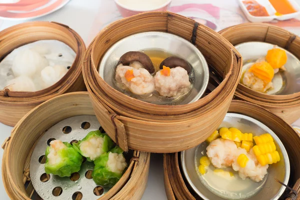 Yumcha, különböző kínai párolt gombóc bambusz gőzöst kínai étteremben. Steam a kosárban, kínai élelmiszer dimsum — Stock Fotó