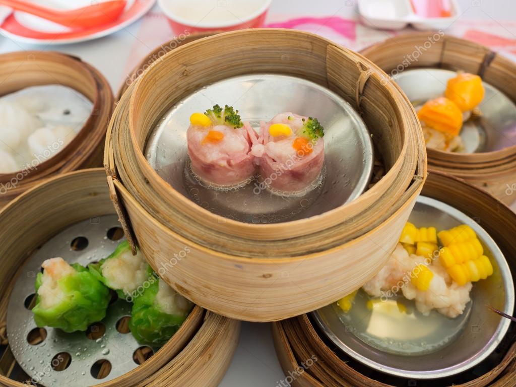 Yumcha, verschiedene chinesische gedämpfte Knödel im Bambusdampfer im ...