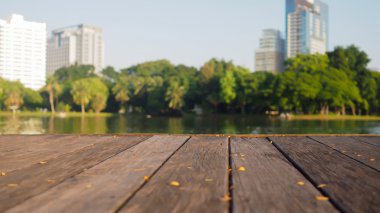 Bulanıklık ve Teras ahşap ve su, ağaçlar ve binanın içinde görüntü bulanıklık. Park Manzaralı kentin doğal arka plan
