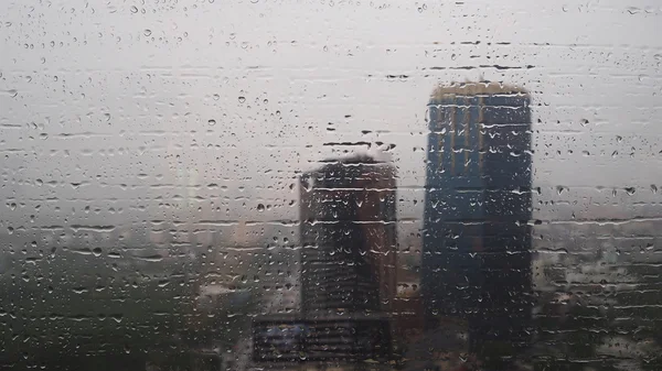 Gota de água na parede do espelho depois de chuvoso. Veja o edifício fora da parede . — Fotografia de Stock