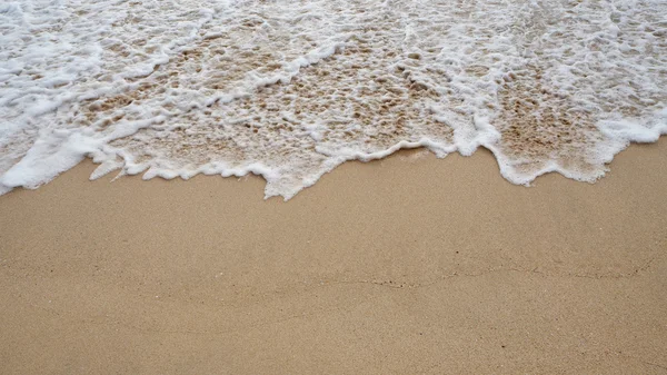 Weiche weiße Welle des Meeres am Sandstrand von Phuket, Thailand. Kopierraum für Text. — Stockfoto