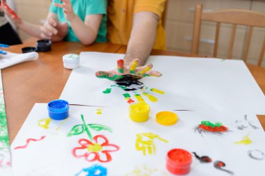 Ellerini tarafından Boyama Çocuk