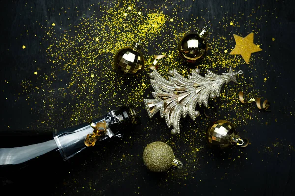 Año Nuevo Fondo Navidad Con Champán Sobre Fondo Dorado Negro — Foto de Stock