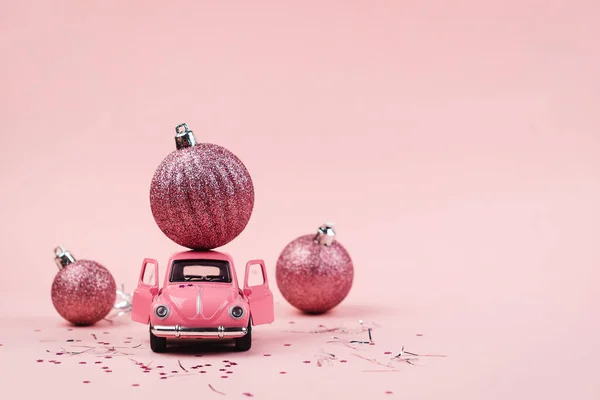 Boże Narodzenie Tło Koncepcja Różowym Retro Zabawki Samochód Różowym Tle — Zdjęcie stockowe