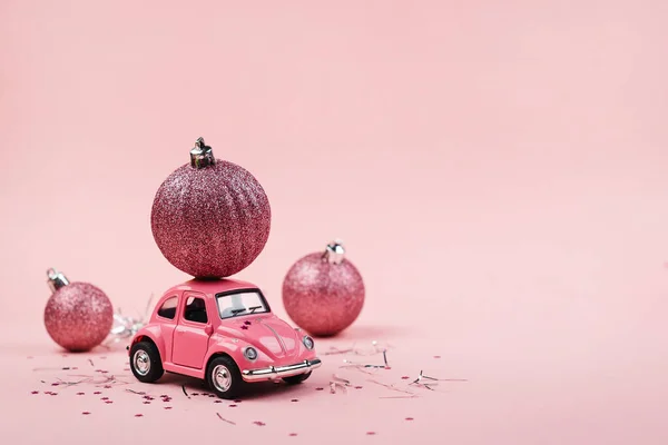 Boże Narodzenie Tło Koncepcja Różowym Retro Zabawki Samochód Różowym Tle — Zdjęcie stockowe