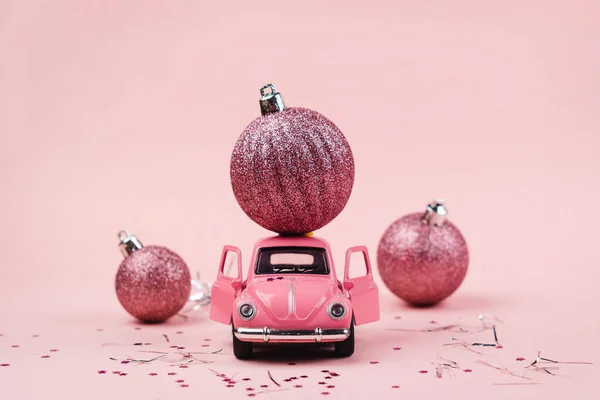 Fondo Navidad Concepto Con Coche Juguete Retro Rosa Sobre Fondo — Foto de Stock