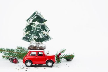 Oyuncak arabadaki Noel ağacı. Noel bayramı konsepti